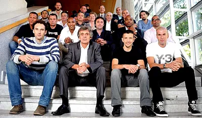 Zidane (phải) và bạn cùng lớp.