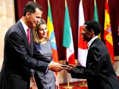 Gebrselassie (phải) nhận phần thưởng.