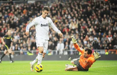 Vòng 10 La Liga: Real Madrid (2) - Villarreal (16): Chôn vùi tàu ngầm