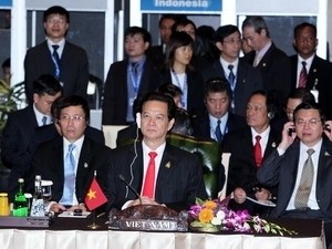 Vietnamese Prime Minister Nguyen Tan Dung (2, L) at the plenary session of the 19th ASEAN Summit (Source:VNA) Vietnamese Prime Minister Nguyen Tan Dung (2, L) at the plenary session of the 19th ASEAN Summit (Source:VNA)