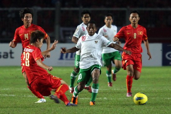 Vietnam defenders (in red) play to their utmost when confronting the host team Indonesia Vietnam defenders (in red) play to their utmost when confronting the host team Indonesia