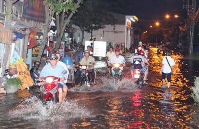 Kha Van Can Street in HCMC was submerged under floodwaters(Photo:SGGP) Kha Van Can Street in HCMC was submerged under floodwaters(Photo:SGGP)