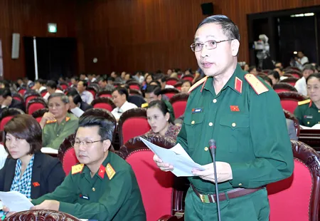 Đại biểu Trần Hữu Tuất (Nghệ An) phát biểu ý kiến về dự thảo Luật Cơ yếu. Đại biểu Trần Hữu Tuất (Nghệ An) phát biểu ý kiến về dự thảo Luật Cơ yếu.