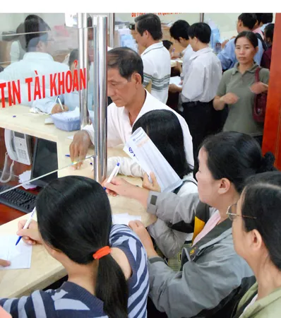 Nhà đầu tư chứng khoán chờ đặt lệnh mua bán cổ phiếu. Ảnh: CAO THĂNG Nhà đầu tư chứng khoán chờ đặt lệnh mua bán cổ phiếu. Ảnh: CAO THĂNG