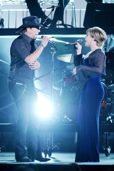 Jason Aldean và Kelly Clarkson Jason Aldean và Kelly Clarkson