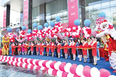 Quan khách thực hiện nghi thức khai trương Hội sở mới Ficombank Quan khách thực hiện nghi thức khai trương Hội sở mới Ficombank