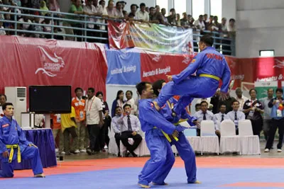 Pha tấn công đẹp mắt trong môn biểu diễn 4 người đoạt HCV của Vovinam Việt Nam. Ảnh: PHƯƠNG NGHI Pha tấn công đẹp mắt trong môn biểu diễn 4 người đoạt HCV của Vovinam Việt Nam. Ảnh: PHƯƠNG NGHI