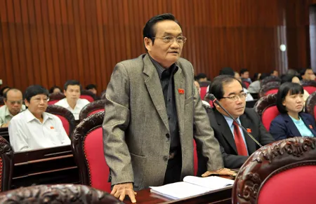 Đại biểu Trần Du Lịch (TPHCM) phát biểu trong phiên thảo luận sáng nay. Ảnh: Minh Điền