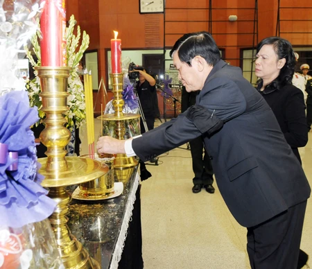 Chủ tịch nước Trương Tấn Sang thắp hương trước linh cữu đồng chí Võ Trần Chí. Ảnh: Việt Dũng Chủ tịch nước Trương Tấn Sang thắp hương trước linh cữu đồng chí Võ Trần Chí. Ảnh: Việt Dũng