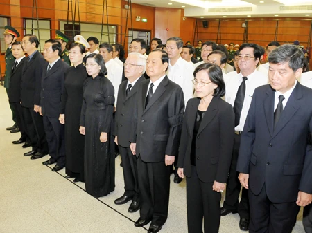 Các đồng chí lãnh đạo TPHCM viếng đồng chí Võ Trần Chí. Ảnh: Việt Dũng Các đồng chí lãnh đạo TPHCM viếng đồng chí Võ Trần Chí. Ảnh: Việt Dũng