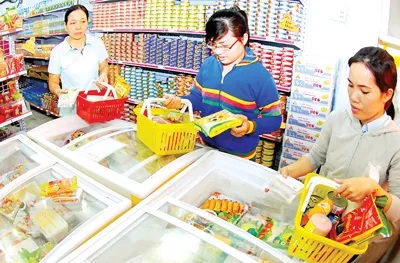 Chọn mua thực phẩm chế biến tại một cửa hàng Vissan bán hàng bình ổn giá. Ảnh: CAO THĂNG Chọn mua thực phẩm chế biến tại một cửa hàng Vissan bán hàng bình ổn giá. Ảnh: CAO THĂNG