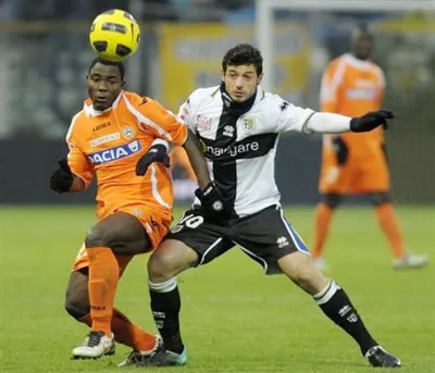 Tiền vệ Blerim Dzemaili (phải, Parma) tranh bóng với Kwadwo Asamoah (Udinese). Tiền vệ Blerim Dzemaili (phải, Parma) tranh bóng với Kwadwo Asamoah (Udinese).
