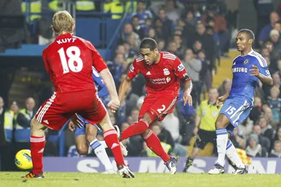 Glen Johnson tung cú sút ghi bàn thắng ấn định chiến thắng 2 - 1 cho Liverpool.
