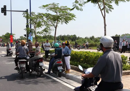 Nhiều người dừng xe để chiêm ngưỡng đường hầm Thủ Thiêm. Ảnh: TRẦN THANH Nhiều người dừng xe để chiêm ngưỡng đường hầm Thủ Thiêm. Ảnh: TRẦN THANH