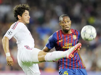 Tiền đạo AC Milan Pato (trái) sút bóng trước tiền vệ Barcelona Seydou Keita