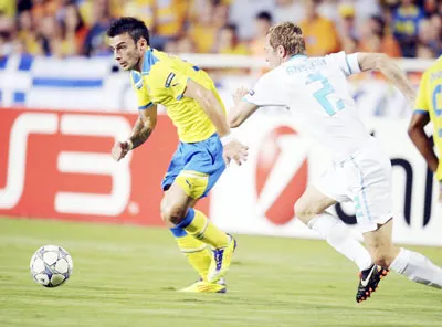 Ivan Trickovski (trái, APOEL) đi bóng qua Aleksandr Anyukov (Zenit) ở trận lượt đi.