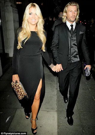 Robbie Savage ngủ với “đối thủ” Natalia Lowe?