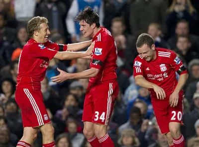 Đồng đội chúc mừng hậu vệ Kelly (giữa) sau khi anh ghi bàn vào lưới Chelsea, ấn định chiến thắng 2 - 0 cho Liverpool.