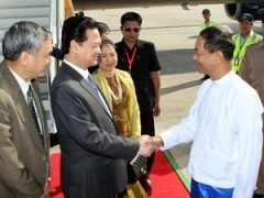 PM Nguyen Tan Dung (2nd, L) at Mandalay airportPhoto: VNA PM Nguyen Tan Dung (2nd, L) at Mandalay airportPhoto: VNA