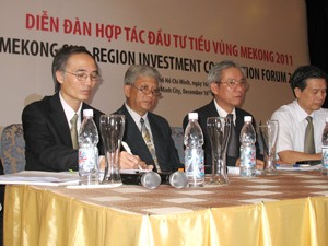 Nguyen Noi (1st, L), deputy head of Foreign Investment Agency of Vietnam’s Ministry of Planning and Investment, co-chairs the forum Q&A session with other officials (Photo: Tuong Thuy) Nguyen Noi (1st, L), deputy head of Foreign Investment Agency of Vietnam’s Ministry of Planning and Investment, co-chairs the forum Q&A session with other officials (Photo: Tuong Thuy)
