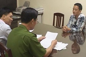 Pho Vi Nhat (R) questioned by police (Photo source: Tuoi Tre) Pho Vi Nhat (R) questioned by police (Photo source: Tuoi Tre)