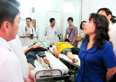 Health Minister Nguyen Thi Kim Tien (R) pays a working visit to the Ho Chi Minh City Orthopedics Hospital (Photo: SGGP) Health Minister Nguyen Thi Kim Tien (R) pays a working visit to the Ho Chi Minh City Orthopedics Hospital (Photo: SGGP)