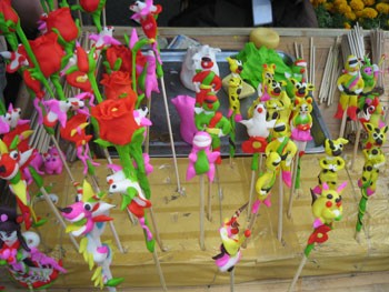 To he -traditional toy figurines made from glutinous rice powder and shaped into tiny figures of dragons, roses, animals and people (Photo: KK) To he -traditional toy figurines made from glutinous rice powder and shaped into tiny figures of dragons, roses, animals and people (Photo: KK)