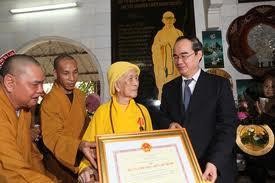 Vice PM Nhan (L) with Most Venerable Thich Tri Tinh ([photo: Nhandan)