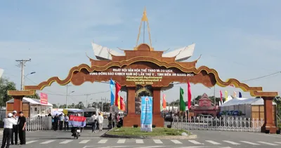 Cổng chào được thiết kế độc đáo, thể hiện nét văn hóa đặc trưng của đồng bào Khmer Nam Bộ. Cổng chào được thiết kế độc đáo, thể hiện nét văn hóa đặc trưng của đồng bào Khmer Nam Bộ.