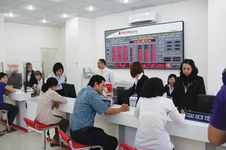 Rất đông khách hàng đến gửi tiền tiết kiệm tại Ngân hàng TMCP Đệ Nhất (Ficombank) Rất đông khách hàng đến gửi tiền tiết kiệm tại Ngân hàng TMCP Đệ Nhất (Ficombank)