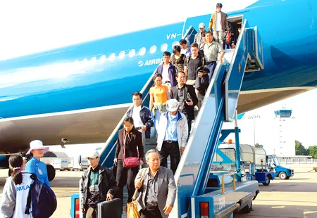Hành khách đi máy bay ngày càng tăng nhưng khả năng đáp ứng còn hạn chế, nhất là dịp cao điểm cuối năm. Ảnh: Việt Dũng Hành khách đi máy bay ngày càng tăng nhưng khả năng đáp ứng còn hạn chế, nhất là dịp cao điểm cuối năm. Ảnh: Việt Dũng