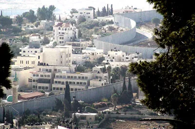 Bức tường an ninh chia cắt Jerusalem. Bức tường an ninh chia cắt Jerusalem.