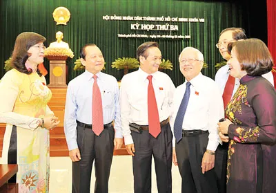 Bí thư Thành ủy TPHCM Lê Thanh Hải trao đổi cùng các đại biểu tại kỳ họp HĐND TPHCM. Ảnh: VIỆT DŨNG Bí thư Thành ủy TPHCM Lê Thanh Hải trao đổi cùng các đại biểu tại kỳ họp HĐND TPHCM. Ảnh: VIỆT DŨNG