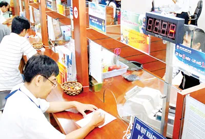 Giao dịch tại Ngân hảng Thương mại cổ phần Sài Gòn. Ảnh: KIM NGÂN Giao dịch tại Ngân hảng Thương mại cổ phần Sài Gòn. Ảnh: KIM NGÂN