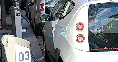 Một trạm cho thuê xe Autolib. Một trạm cho thuê xe Autolib.