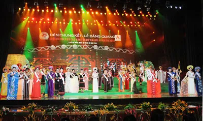 Các thí sinh trong phần thi trang phục truyền thống các dân tộc Việt Nam. Các thí sinh trong phần thi trang phục truyền thống các dân tộc Việt Nam.
