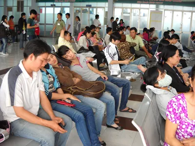 Hành khách đã lấy số thứ tự ngồi chờ mua vé tại ga Sài Gòn ngày 12-12. Hành khách đã lấy số thứ tự ngồi chờ mua vé tại ga Sài Gòn ngày 12-12.