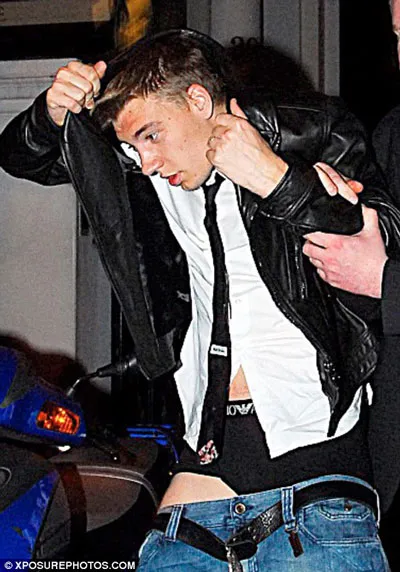 Bendtner tính ăn pizza miễn phí