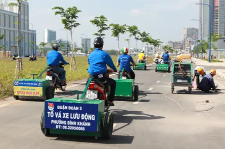 Xe hút đinh của quận đoàn 2 đang được kéo đi trên Đại lộ Đông Tây. Xe hút đinh của quận đoàn 2 đang được kéo đi trên Đại lộ Đông Tây.