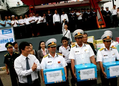 Tỉnh ủy, UBND tỉnh Khánh Hòa tặng quà tết cho quân dân Trường Sa Tỉnh ủy, UBND tỉnh Khánh Hòa tặng quà tết cho quân dân Trường Sa
