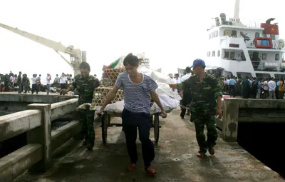 Chuyển hàng hóa phục vụ Tết lên đảo Trường Sa lớn. ẢNH: MINH TRƯỜNG Chuyển hàng hóa phục vụ Tết lên đảo Trường Sa lớn. ẢNH: MINH TRƯỜNG