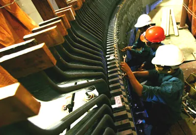 Công nhân Công ty LILAMA 10 khẩn trương lắp đặt tổ hợp stator máy phát Tổ máy số 5. Ảnh: TTXVN Công nhân Công ty LILAMA 10 khẩn trương lắp đặt tổ hợp stator máy phát Tổ máy số 5. Ảnh: TTXVN