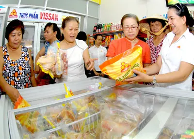 Người dân chọn mua hàng bình ổn giá ở một cửa hàng Vissan tại quận 12. Ảnh: KIM NGÂN Người dân chọn mua hàng bình ổn giá ở một cửa hàng Vissan tại quận 12. Ảnh: KIM NGÂN