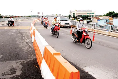 Việc lắp đặt dải phân cách tại cầu Thủ Thiêm đã góp phần tránh nhiều tai nạn xảy ra. Ảnh: THANH TÂM Việc lắp đặt dải phân cách tại cầu Thủ Thiêm đã góp phần tránh nhiều tai nạn xảy ra. Ảnh: THANH TÂM