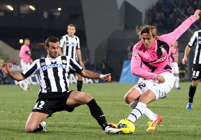 Alessandro Matri (phải) của Juventus tranh bóng với Damiano Ferronetti của Udinese. Ảnh: AFP
