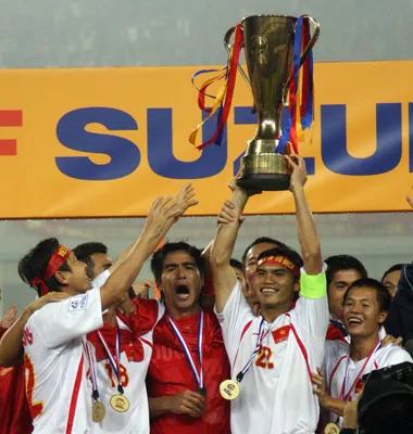 Trước khi rời trụ sở từ số 18 Lý Văn Phức ra sân Mỹ Đình, VFF từng có dịp nở mặt với chức VĐ AFF Cup 2008. Ảnh: Hoàng Hùng