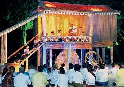 Tái hiện sinh hoạt văn hóa phum, sóc của đồng bào Khmer Nam bộ. Tái hiện sinh hoạt văn hóa phum, sóc của đồng bào Khmer Nam bộ.