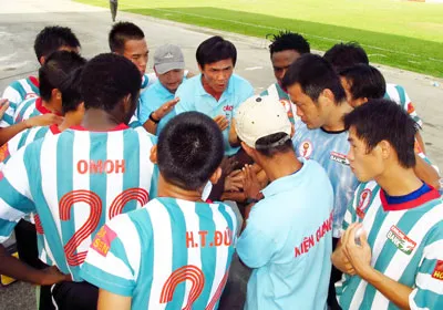 Thầy trò HLV Lại Hồng Vân đã sẵn sàng chờ đón “đàn anh” Hoàng Anh Gia Lai viếng thăm. Ảnh: Dũng Phương