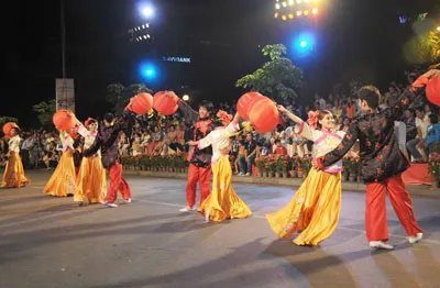Đoàn Trung Hoa múa diễu hành Đoàn Trung Hoa múa diễu hành