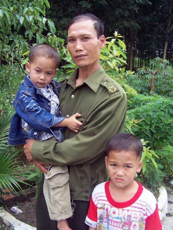 Hai and his children (Photo: Tuoi Tre)